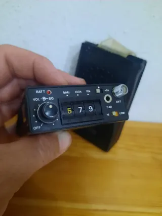 Receptor Portátil Comni R-1024 VHF/FM