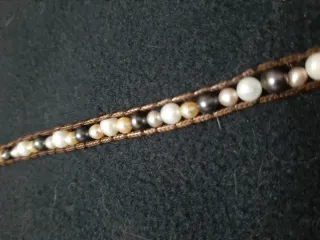 Gargantilla de perlas doradas y blancas