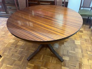 Mesa redonda de madera antigua