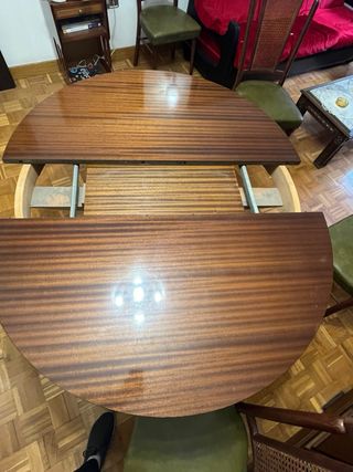 Mesa redonda de madera antigua