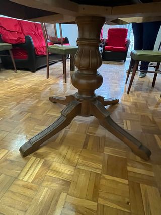 Mesa redonda de madera antigua