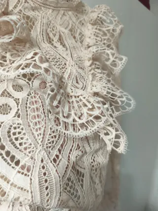 Blusa encaje manga larga volantes beige