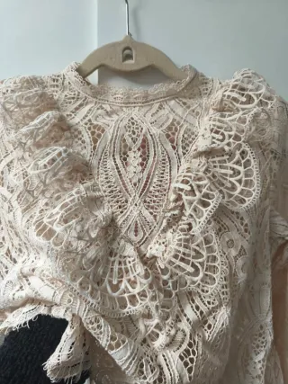 Blusa encaje manga larga volantes beige