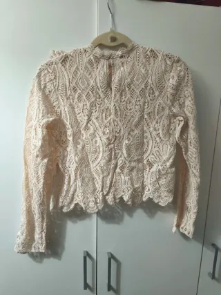 Blusa encaje manga larga volantes beige