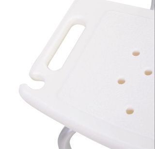 Silla de ducha plateada y blanca