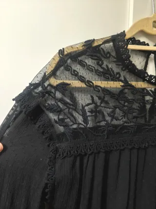 Blusa negra manga larga encaje oversize