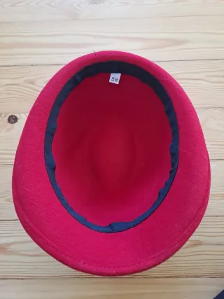 Sombrero de fieltro rojo con pluma