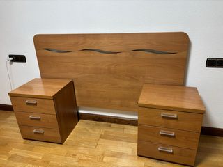 Cabecero y mesillas de madera