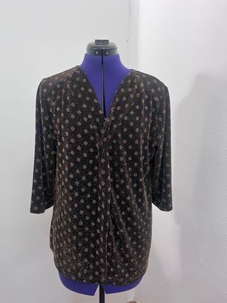 Camisa negra con puntos dorados