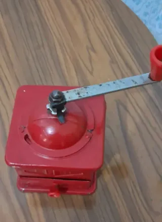 Molinillo de café antiguo rojo