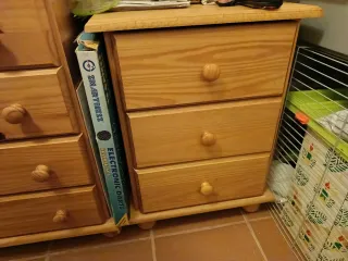 Mesita de noche de madera