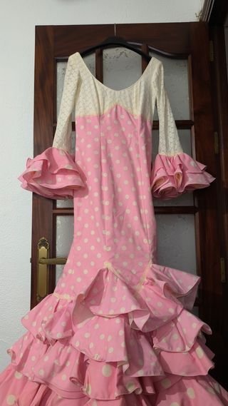 Traje de flamenca rosa lunares.