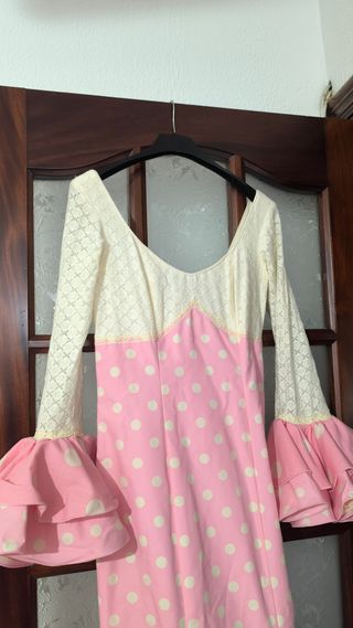 Traje de flamenca rosa lunares.