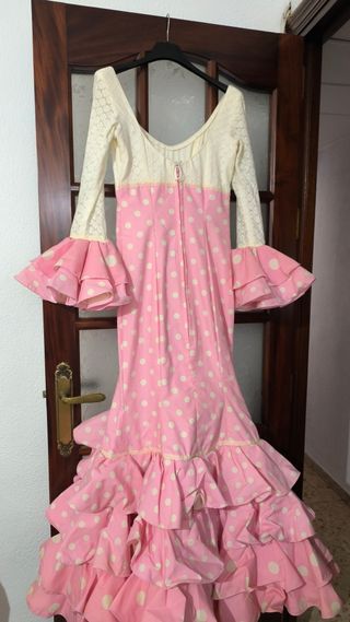 Traje de flamenca rosa lunares.