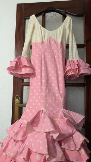 Traje de flamenca rosa lunares.