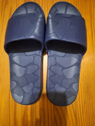 Chanclas azules con diseño