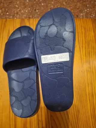 Chanclas azules con diseño