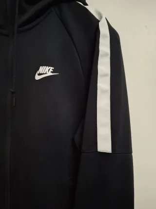Sudadera Nike Negra con Cremallera y Capucha.