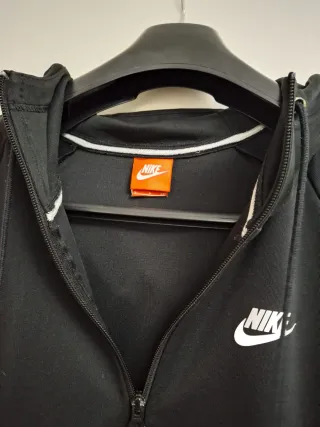 Sudadera Nike Negra con Cremallera y Capucha.