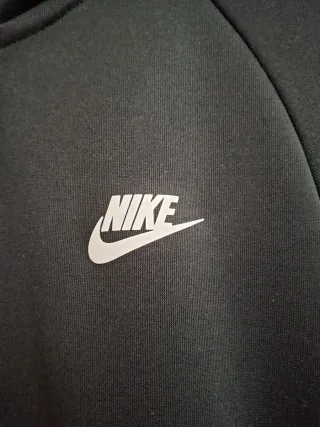 Sudadera Nike Negra con Cremallera y Capucha.