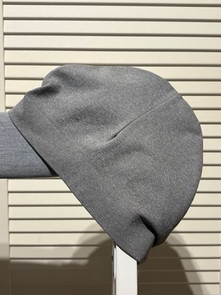 Gorro Syna Gris con Logo Dorado