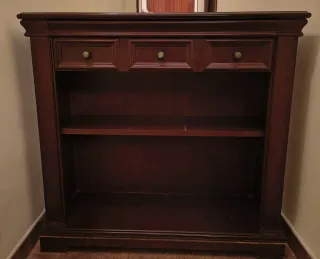 Mesa de pasillo de madera oscura