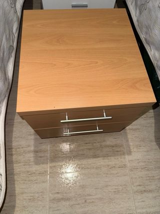 Mesita de noche de madera