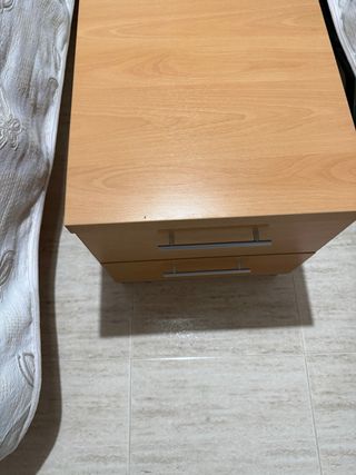 Mesita de noche de madera