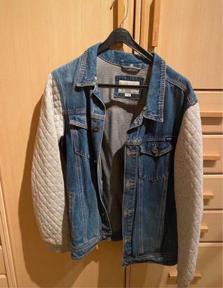 Chaqueta vaquera con mangas grises