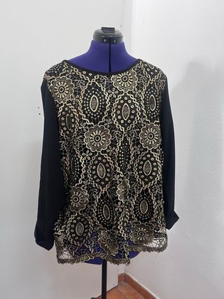 Blusa negra con encaje dorado