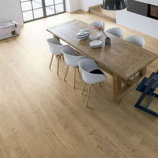 Instalación de Suelo Laminado, Rodapié y Puertas