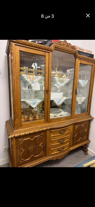 Vitrina clásica de madera y cristal