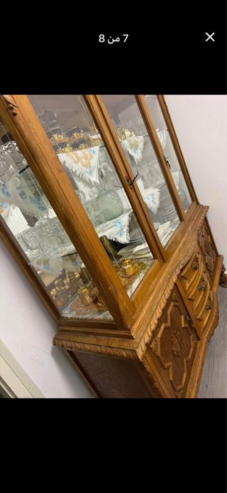 Vitrina clásica de madera y cristal