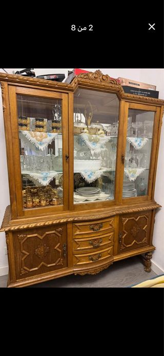 Vitrina clásica de madera y cristal