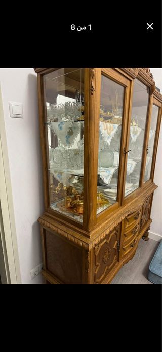 Vitrina clásica de madera y cristal