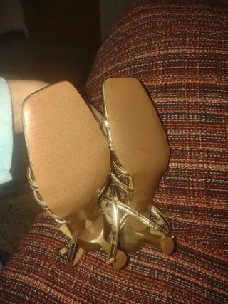 Sandalias doradas El Caballo mujer