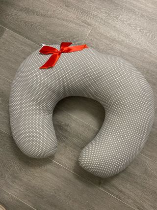 Cojín de lactancia gris lunares