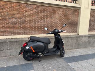 Vespa GTS 300 Super Sport Negra