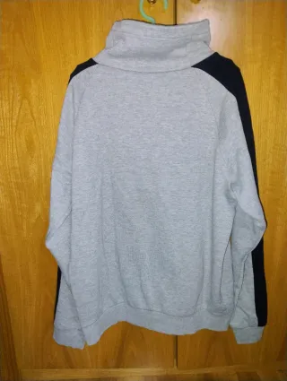 Sudadera gris con cuello alto y cremallera