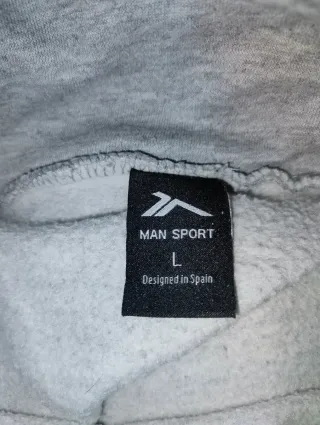 Sudadera gris con cuello alto y cremallera