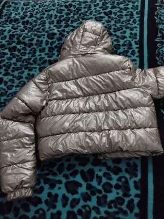 Chaqueta dorada acolchada mujer