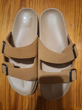 Chanclas de cuero beige y marrón