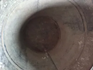 Cuba gigante metálica antigua