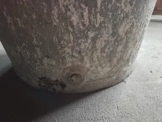 Cuba gigante metálica antigua