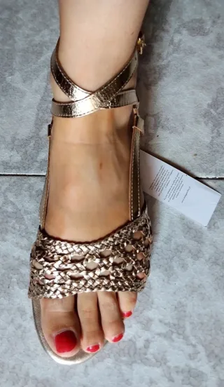 Sandalias de piel caladas doradas