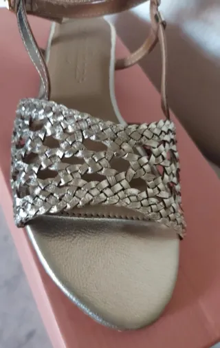 Sandalias de piel caladas doradas