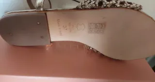 Sandalias de piel caladas doradas