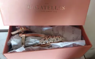 Sandalias de piel caladas doradas