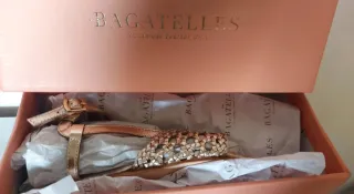 Sandalias de piel caladas doradas