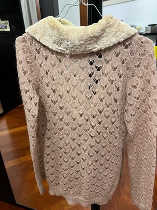 Cardigan rosa con collo in pelliccia